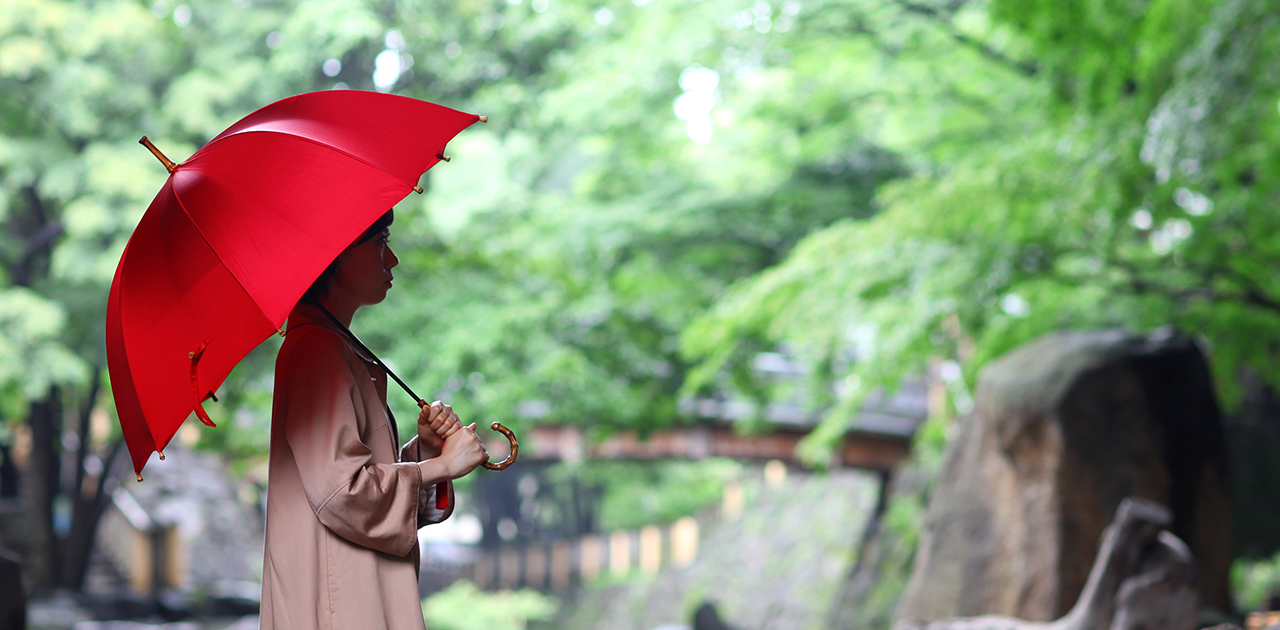 秋雨の空の下を歩く 粋な傘との付き合い方