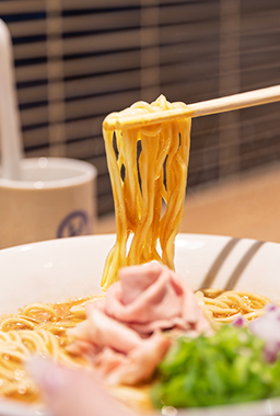 100％美味しいだけを　女性にも愛される“ビスク系”ラーメン